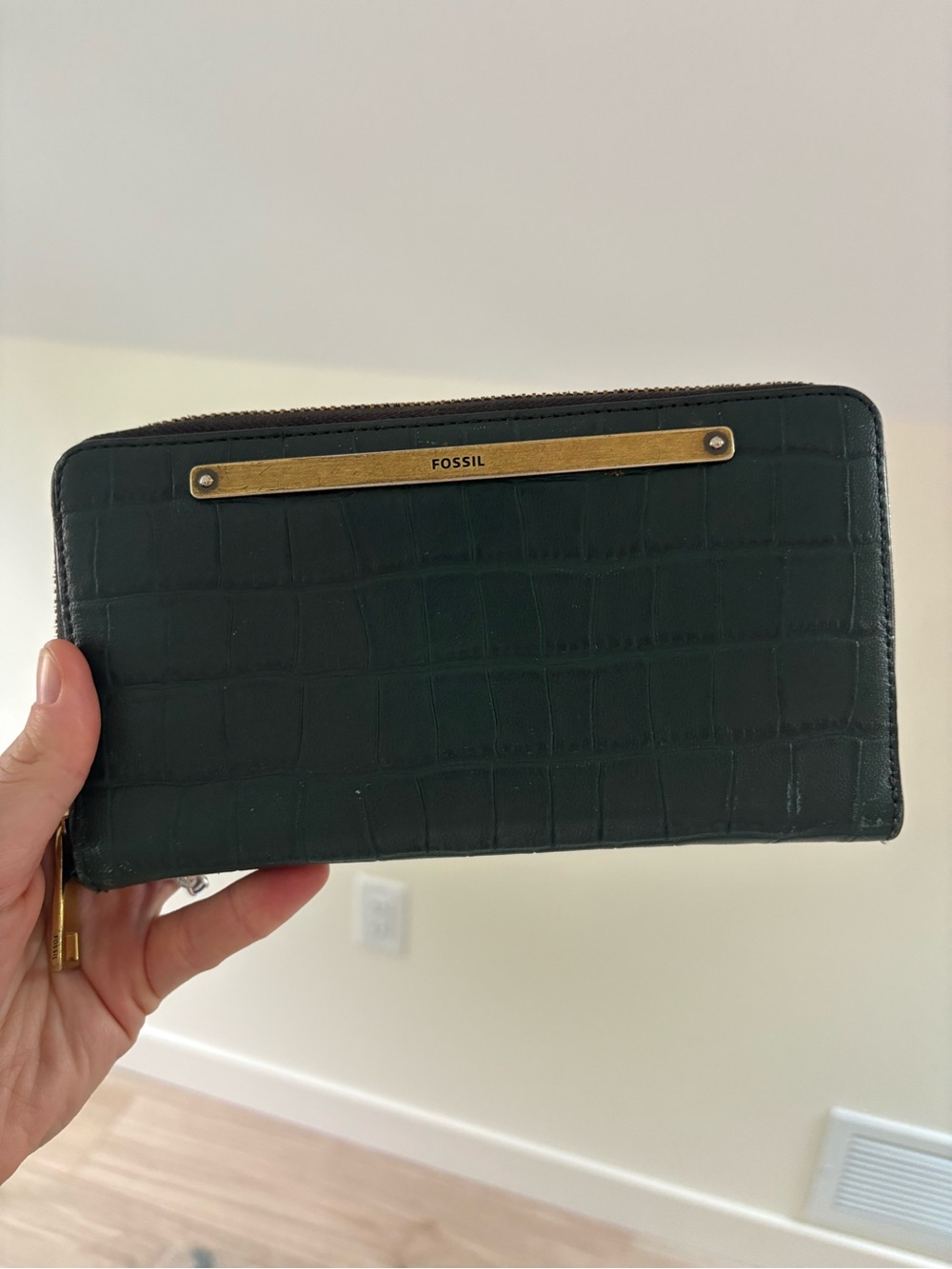 Fossil Croc-Embossed Zip Wallet - Forest Green with Gold Hardware